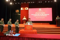 Cán bộ chiến sỹ Công an thành phố Hà Nội ủng hộ ít nhất một ngày lương, gửi tới đồng bào vùng bão lũ. (Ảnh: TTXVN phát)