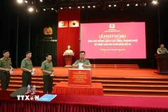 Cán bộ chiến sỹ Công an thành phố Hà Nội ủng hộ ít nhất một ngày lương, gửi tới đồng bào vùng bão lũ. (Ảnh: TTXVN phát)