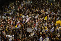Người dân tham gia biểu tình tại Tel Aviv, Israel, kêu gọi chấm dứt xung đột ở Gaza. (Ảnh: Anadolu Agency/ TTXVN)
