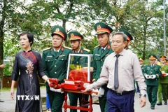 Lễ viếng, truy điệu và an táng 14 hài cốt liệt sỹ tại Nghĩa trang Liệt sỹ xã Khe Sanh (tỉnh Quảng Trị). (Ảnh: TTXVN phát)