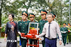 Lễ viếng, truy điệu và an táng 14 hài cốt liệt sỹ tại Nghĩa trang Liệt sỹ xã Khe Sanh (tỉnh Quảng Trị). (Ảnh: TTXVN phát)