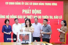 Cán bộ, viên chức Đảng uỷ các cơ quan Đảng Trung ương quyên góp, ủng hộ. (Ảnh: Phương Hoa/TTXVN)