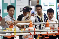 Khách tham quan dây chuyền cung cấp thức ăn cho gia cầm tại Vietstock 2025. (Ảnh: Xuân Anh/TTXVN)