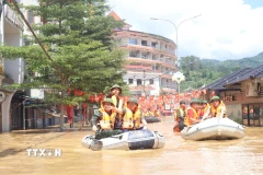 Phó Thủ tướng Trần Hồng Hà thị sát các vùng bị ngập lụt. (Ảnh: Chu Hiệu/TTXVN)