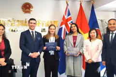 Đại sứ Việt Nam tại New Zealand Phan Minh Giang (phải) trao tặng giải thưởng cho các đại biểu sinh viên đạt thành tích xuất sắc tại NZMAM 2026. (Ảnh: TTXVN phát)