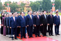 Đoàn đại biểu lãnh đạo, nguyên lãnh đạo Đảng, Nhà nước do Tổng Bí thư, Chủ tịch nước Tô Lâm dẫn đầu thành kính tưởng niệm Chủ tịch Hồ Chí Minh. (Ảnh: Tuấn Anh/TTXVN)