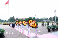 Đoàn đại biểu lãnh đạo, nguyên lãnh đạo Đảng, Nhà nước do Tổng Bí thư, Chủ tịch nước Tô Lâm dẫn đầu đến đặt vòng hoa và vào Lăng viếng Chủ tịch Hồ Chí Minh. (Ảnh: Tuấn Anh/TTXVN)