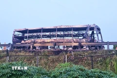 Hiện trường chiếc xe khách bị cháy trên cao tốc Thành phố Hồ Chí Minh-Trung Lương. (Ảnh: Minh Phú/TTXVN)