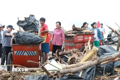 Rác thải ở bãi biển Nha Trang được người dân Khánh Hòa và công nhân vệ sinh môi trường đô thành phố Hồ Chí Minh thu gom. (Ảnh: Phan Sáu/TTXVN)