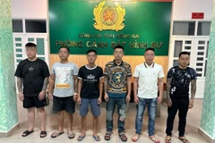 Các đối tượng tại cơ quan công an. (Ảnh: Công an Đồng Nai/TTXVN phát)