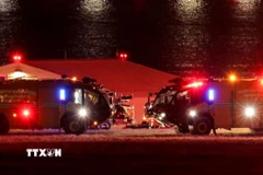 Công tác cứu hộ được triển khai tại hiện trường vụ va chạm giữa máy bay chở khách của Hãng hàng không American Airlines với trực thăng BlackHawk của quân đội ở Washington, Mỹ ngày 30/1/2025. (Ảnh: Reuters/TTXVN)