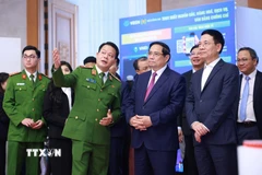 Thủ tướng Phạm Minh Chính tham quan trưng bày về phát triển khoa học, công nghệ, đổi mới sáng tạo và chuyển đổi số. (Ảnh: Dương Giang/TTXVN)