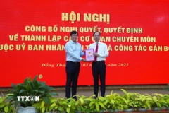 Thừa ủy quyền của Thủ tướng Chính phủ, Bí thư Tỉnh ủy Đồng Tháp Lê Quốc Phong (trái) trao Quyết định giao quyền Chủ tịch UBND tỉnh Đồng Tháp cho ông Trần Trí Quang. (Ảnh: Nhựt An/TTXVN)