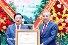 Tổng Bí thư Tô Lâm trao Huân chương Hồ Chí Minh tặng Ban Nội chính Trung ương. (Ảnh: Thống Nhất/TTXVN)