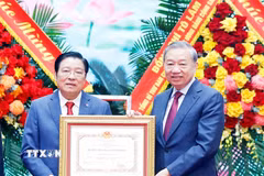 Tổng Bí thư Tô Lâm trao Huân chương Hồ Chí Minh tặng Ban Nội chính Trung ương. (Ảnh: Thống Nhất/TTXVN)