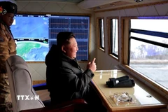 Nhà lãnh đạo Triều Tiên Kim Jong Un giám sát cuộc tập trận phóng tên lửa siêu vượt âm tại Bình Nhưỡng ngày 4/1/2026. (Nguồn: Yonhap/TTXVN)