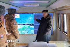 Nhà lãnh đạo Triều Tiên Kim Jong Un giám sát cuộc tập trận phóng tên lửa siêu vượt âm tại Bình Nhưỡng ngày 4/1/2026. (Ảnh: Yonhap/TTXVN)