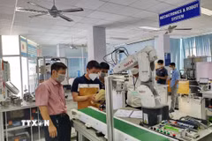Xưởng thực hành tự động hóa với Robot tại Trung tâm Đào tạo Khu Công nghệ cao Thành phố Hồ Chí Minh. (Ảnh: TTXVN phát)