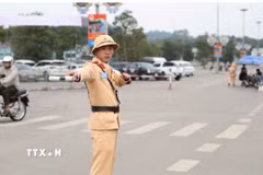 Lực lượng cảnh sát giao thông phân luồng phương tiện tại khu vực Đền Hùng. (Ảnh: Tạ Toàn/TTXVN)