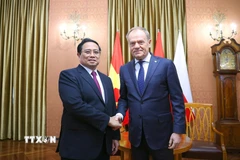 Thủ tướng Phạm Minh Chính gặp hẹp Thủ tướng Cộng hòa Ba Lan Donald Tusk. (Ảnh: Dương Giang/TTXVN)