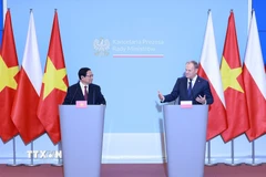 Thủ tướng Phạm Minh Chính và Thủ tướng Ba Lan Donald Tusk gặp gỡ báo chí hai nước sau hội đàm. (Ảnh: Dương Giang/TTXVN)