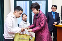 Tổng Giám đốc Thông tấn xã Việt Nam Vũ Việt Trang trao tặng quà cho các đoàn viên, công nhân lao động có hoàn cảnh khó khăn nhân dịp tết Nguyên đán Ất Tỵ 2025. (Ảnh: Minh Đức/TTXVN)