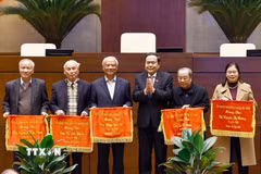 Chủ tịch Quốc hội Trần Thanh Mẫn trao tặng trướng mừng thọ các đồng chí nguyên lãnh đạo Quốc hội. (Ảnh: Doãn Tấn/TTXVN)