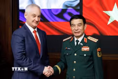 Đại tướng Phan Văn Giang với Bộ trưởng Quốc phòng Nga Andrey Belousov. (Ảnh: TTXVN phát)