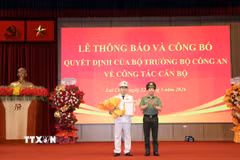Thượng tướng Lê Văn Tuyến, Thứ trưởng Bộ Công an trao quyết định cho Đại tá Bùi Quyết Toán, tân Giám đốc Công an tỉnh Lai Châu. (Ảnh: Nguyễn Oanh/TTXVN)
