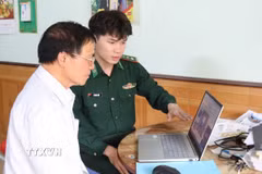 Cán bộ Đồn Biên phòng cửa khẩu Chi Ma, tỉnh Lạng Sơn, chỉ dẫn người dân nhận biết các website thông tin chính thống. (Ảnh: Quang Duy/TTXVN)