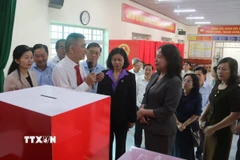 Đại diện Tổ bầu cử số 32 (phường Trấn Biên, tỉnh Đồng Nai) báo cáo với Bí thư Trung ương Đảng, Phó Chủ tịch nước Võ Thị Ánh Xuân về việc chuẩn bị cho công tác bầu cử. (Ảnh: Lê Xuân/TTXVN)