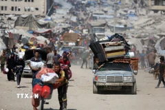 Người dân Palestine sơ tán khỏi thành phố Gaza ngày 18/9/2025. (Nguồn: THX/TTXVN)