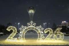Đường phố được trang hoàng rực rỡ chờ đón Năm mới 2026, tại Astana, Kazakhstan. (Ảnh: THX/TTXVN)