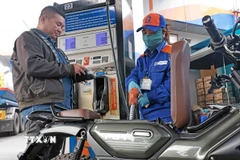 Mua, bán xăng tại điểm kinh doanh xăng dầu Petrolimex Trần Quang Khải, Hà Nội. (Ảnh: Trần Việt/TTXVN)