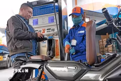 Mua, bán xăng tại điểm kinh doanh xăng dầu Petrolimex Trần Quang Khải, Hà Nội. (Ảnh: Trần Việt/TTXVN)