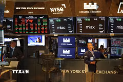 Hoạt động giao dịch trên sàn chứng khoán New York, Mỹ. (Ảnh: THX/TTXVN)