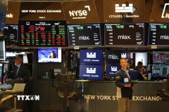 Hoạt động giao dịch trên sàn chứng khoán New York, Mỹ. (Ảnh: THX/TTXVN)