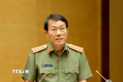 Đồng chí Lương Tam Quang, Ủy viên Bộ Chính trị, Bộ trưởng Bộ Công an giới thiệu hai Chuyên đề: “Nghị quyết về xây dựng xã hội kỷ cương, an toàn, văn minh, hài hòa, phát triển” và “Nghị quyết về Chiến lược An ninh quốc gia.” (Ảnh: Phương Hoa/TTXVN)
