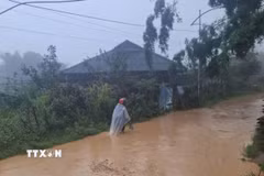 Mưa lớn kéo theo đất đá từ trên cao đổ xuống mặt đường gây ảnh hưởng đến việc đi lại của người dân tại tuyến đường Sâu Chua, thuộc tổ dân phố Sâu Chua, phường Sa Pa. (Ảnh: TTXVN phát)