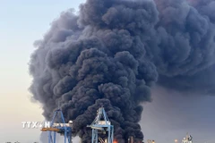 Khói bốc lên sau vụ tấn công tại thành phố Port Sudan, Sudan, ngày 6/5/2025. (Ảnh: THX/TTXVN)