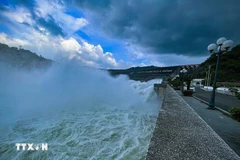 Mở 1 cửa xả đáy hồ thủy điện Hòa Bình. (Ảnh: TTXVN)