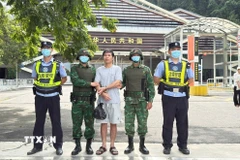 Đối tượng Quảng Trung Tuấn bị bắt giữ ngay sau khi được trao trả về Việt Nam. (Ảnh: TTXVN phát)