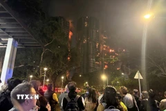 Hiện trường vụ cháy chung cư tại quận Tai Po. (Ảnh: Mạc Luyện/TTXVN)