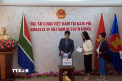 Mỗi cán bộ, nhân viên Đại sứ quán và các cơ quan bên cạnh như Văn phòng Tùy viên Quốc phòng, Văn phòng Cơ quan Thương vụ Việt Nam tại Nam Phi và Cơ quan thường trú Thông tấn xã Việt Nam tại Nam Phi đều tự nguyện đóng góp ít nhất một ngày lương. (Ảnh: Hồng Minh/TTXVN)