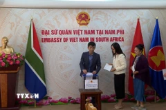 Mỗi cán bộ, nhân viên Đại sứ quán và các cơ quan bên cạnh như Văn phòng Tùy viên Quốc phòng, Văn phòng Cơ quan Thương vụ Việt Nam tại Nam Phi và Cơ quan thường trú Thông tấn xã Việt Nam tại Nam Phi đều tự nguyện đóng góp ít nhất một ngày lương. (Ảnh: Hồng Minh/TTXVN)