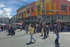 Trận động đất đã khiến người dân hoảng sợ, chạy ra khỏi các tòa nhà.