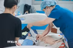 Điều trị cho bệnh nhi mắc sởi. (Ảnh minh họa: Minh Quyết/TTXVN)