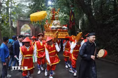 Đoàn dâng hương khởi hành lên núi Nghĩa Lĩnh. (Ảnh: Quốc Khánh/TTXVN)