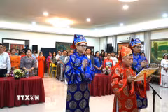 Ông Nguyễn Quốc Hoàng, Phó chủ tịch Hiệp hội hữu nghị Malaysia-Việt Nam chủ trì Lễ tế và dâng hương (áo dài đỏ). (Ảnh: Hằng Linh/TTXVN)