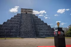 Mexico giới thiệu cúp vàng tại kỳ quan Chichén Itzá. (Nguồn: The Yucatan Times)